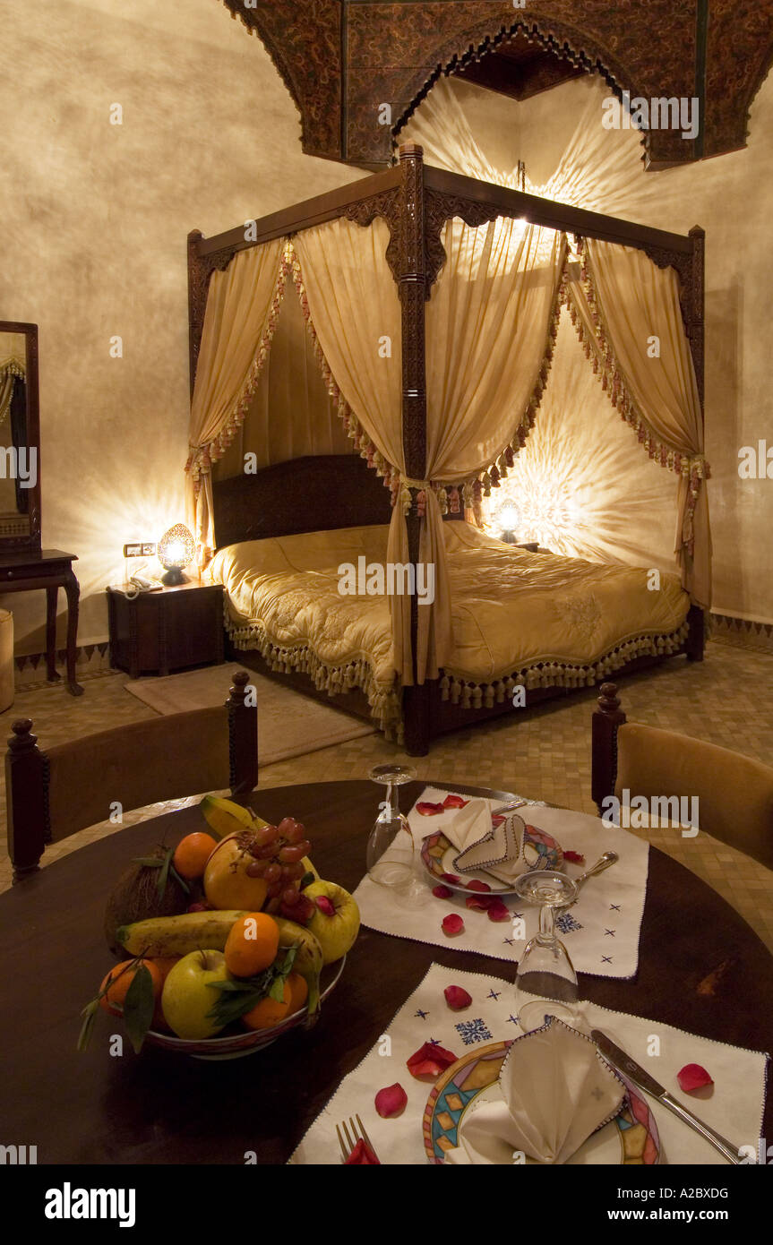 Arredamento camera da letto al Riad Sheherazade tradizionale palazzo restaurato guesthouse Fez Marocco Foto Stock