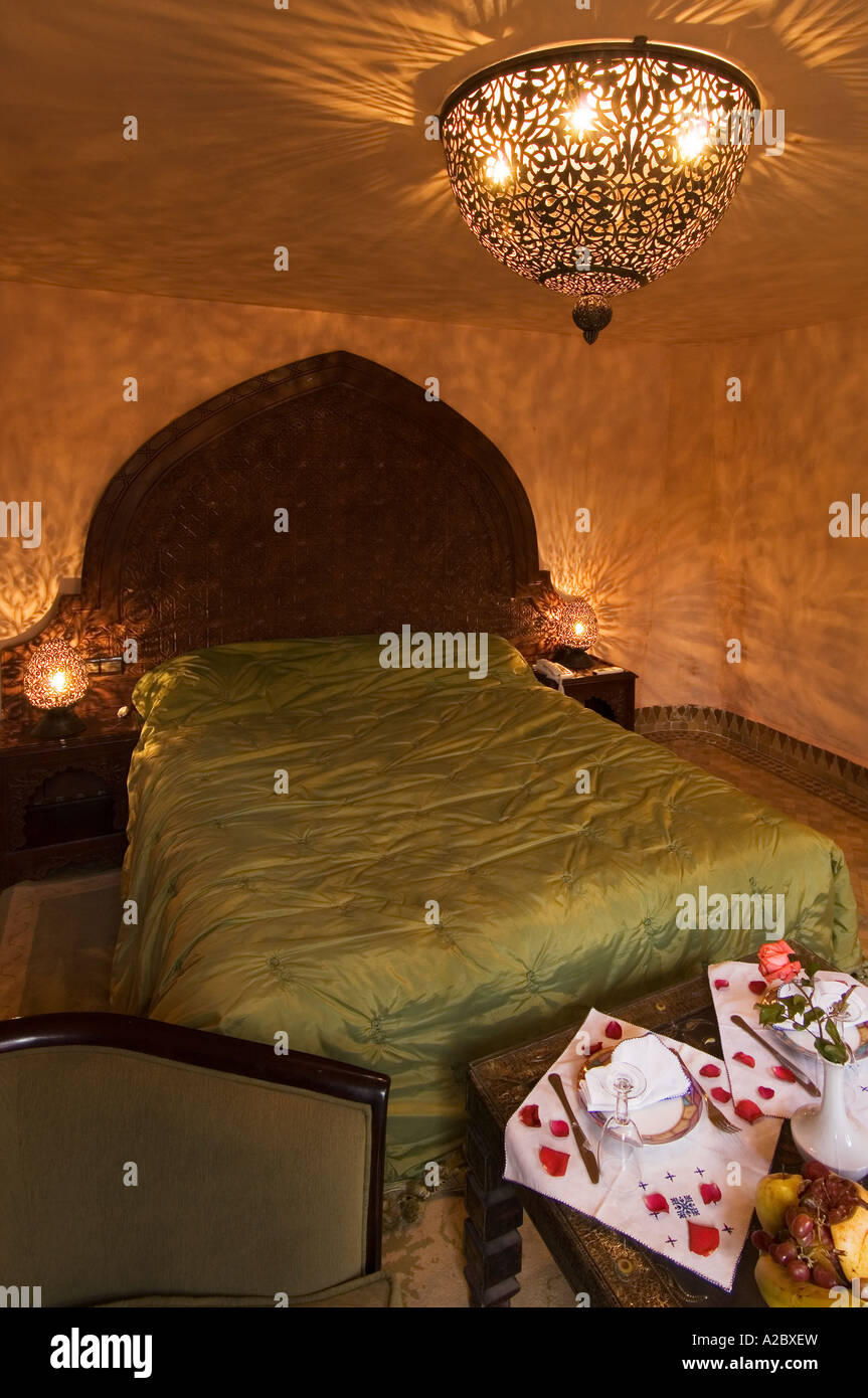 Arredamento camera da letto al Riad Sheherazade tradizionale palazzo restaurato guesthouse Fez Marocco Foto Stock
