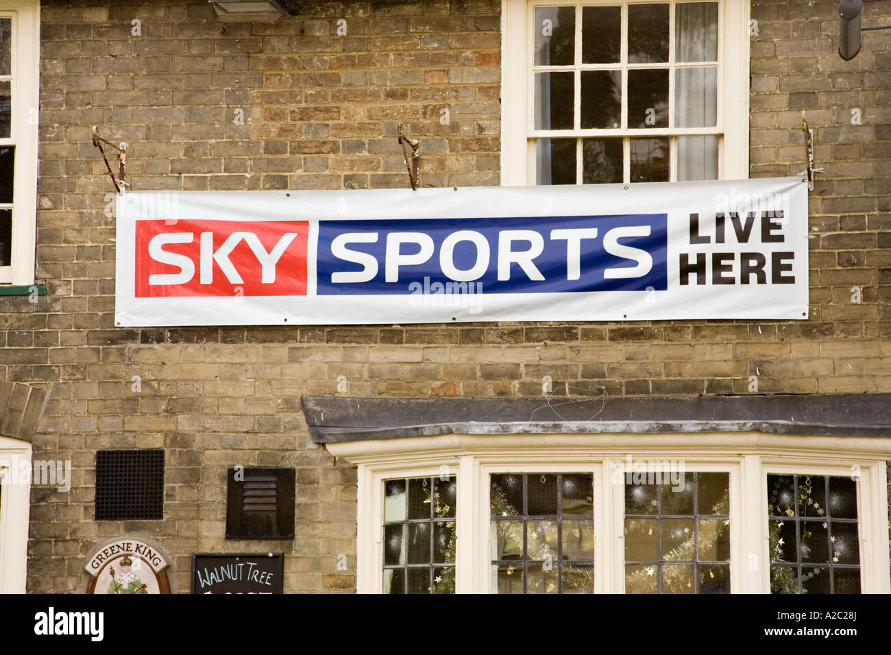 Sky Sport Televisione satellitare pubblicità segno su un pub, UK Dicembre 2006 Foto Stock