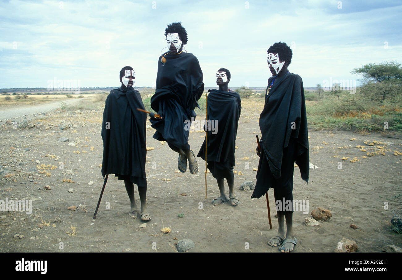 Adolescenti ragazzi masai con le loro facce dipinte di bianco a causa della loro cerimonia di iniziazione a Ngorongoro Conservation Area in Africa Foto Stock