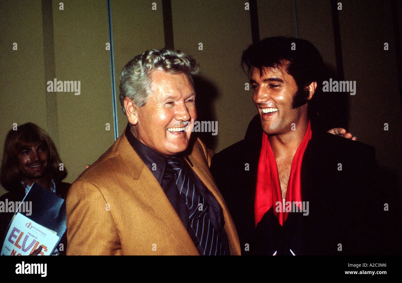 ELVIS PRESLEY con suo padre Vernon circa 1957 Foto Stock