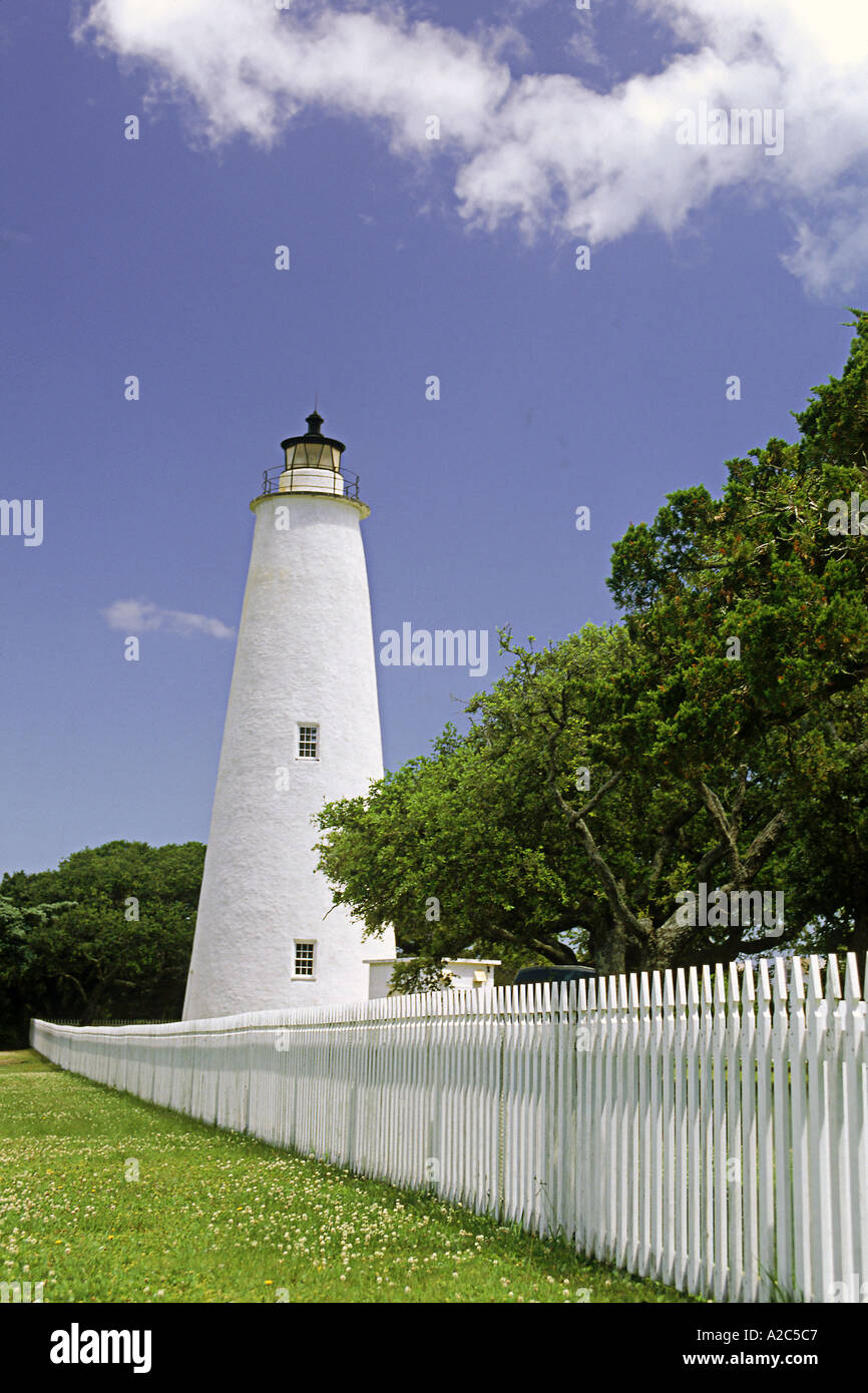 Colpo verticale di Ocracoke lighthouse e una recinzione Outer Banks North Carolina Foto Stock