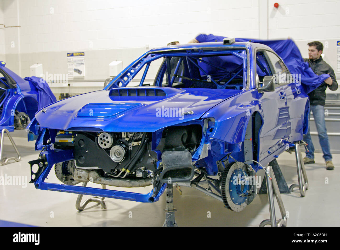 Subaru Impreza World Rally Car essendo preparato in laboratorio SWRT a Prodrive Foto Stock