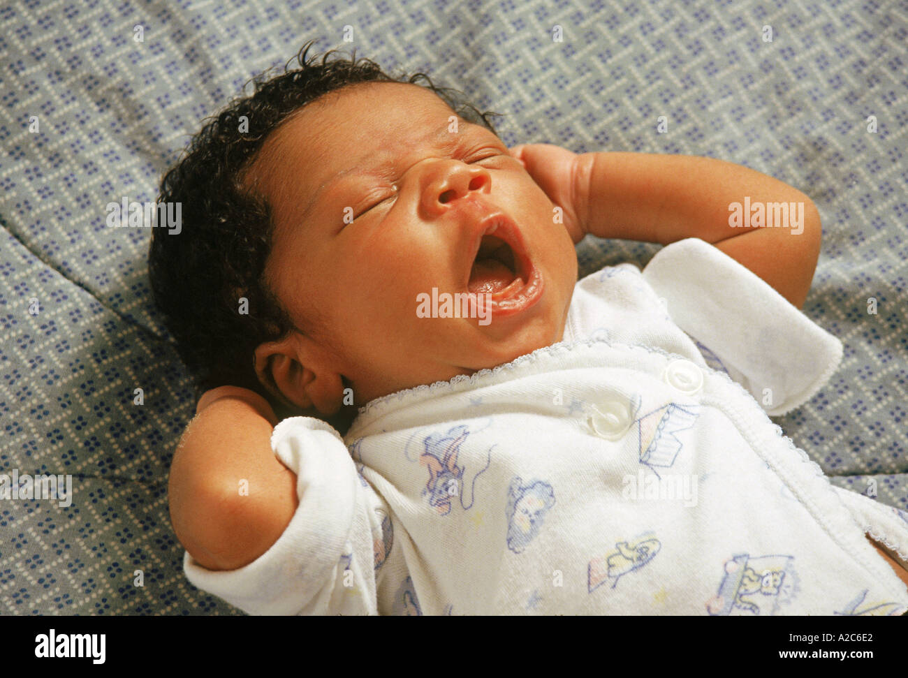 Un neonato dorme 6 settimane - 2 mesi di vita del bambino neonato sbadigli giace su una coperta di chiudere occhi sonno vista dall'alto sopra POV SIGNOR © Myrleen Pearson Foto Stock