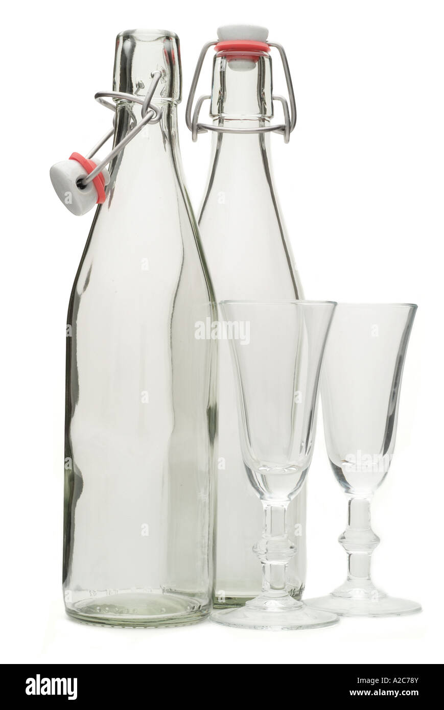 Bottiglia di vetro tappo clip chiaro vuoto contenitore di riciclo clip coppia due tavolo vuoto sigillato morsetto superiore trasparente molla in metallo Foto Stock