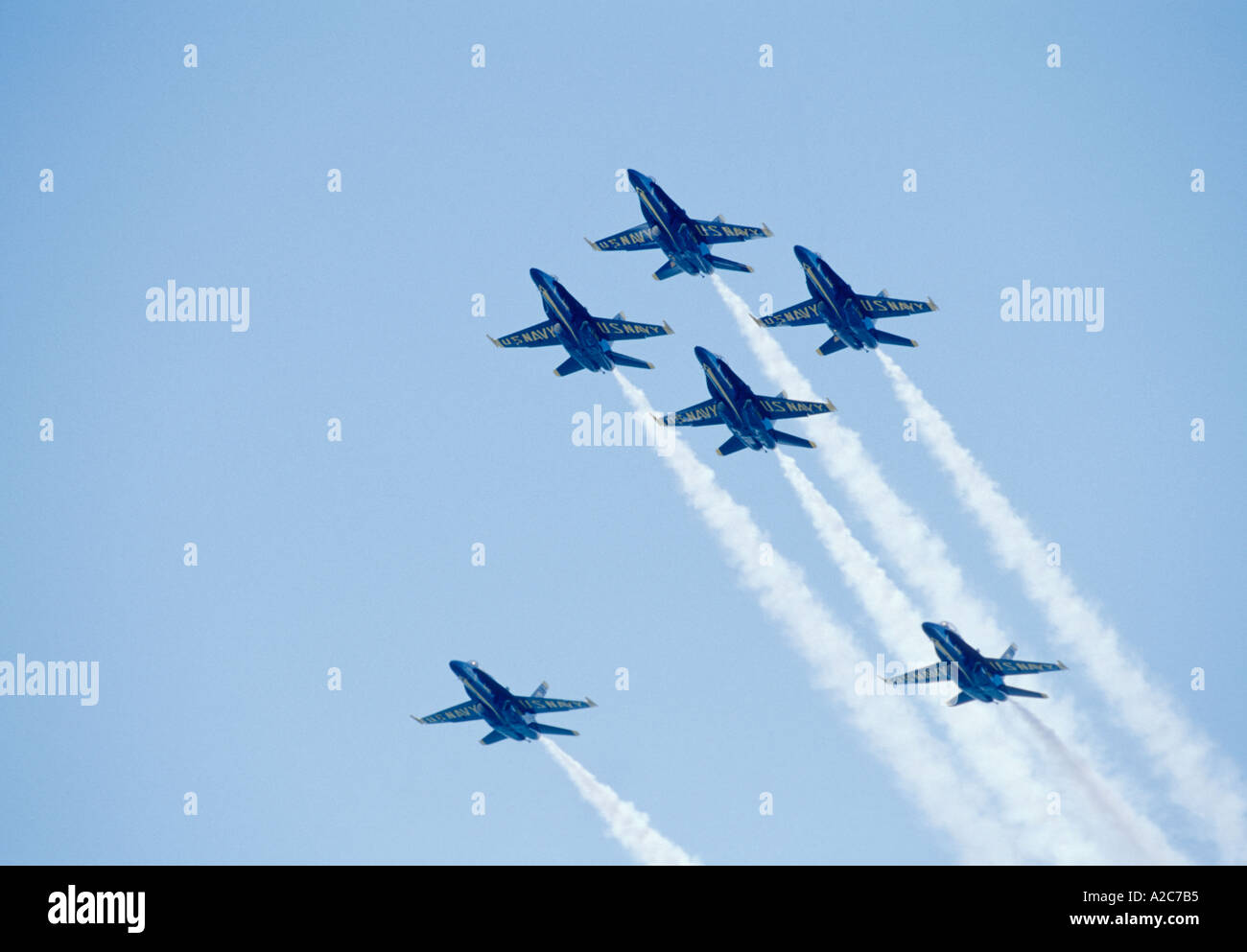 L'U Navy Blue Angels di eseguire manovre battenti contro il cielo blu Foto Stock