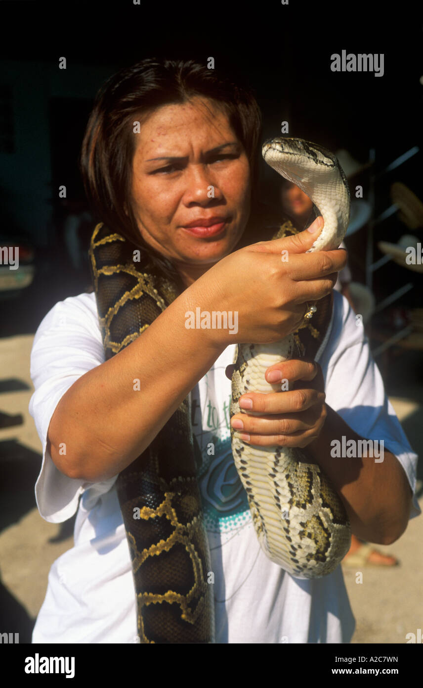 Una donna presentando un serpente in Damnoen Saduak vicino a Bangkok in Tailandia Foto Stock