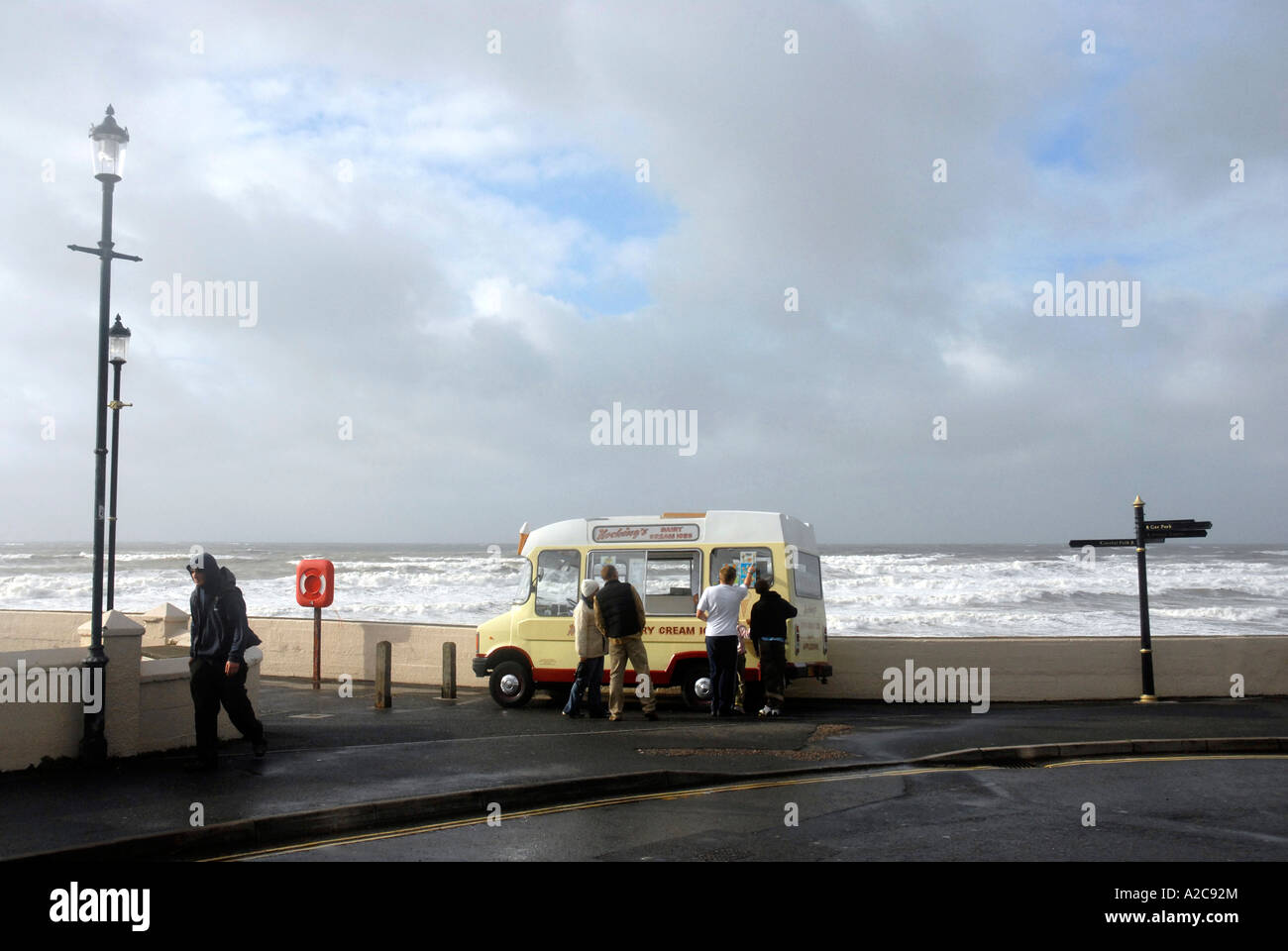 La vendita di gelati su un blustery giornata autunnale sul lungomare di Westward Ho ! North Devon England Foto Stock