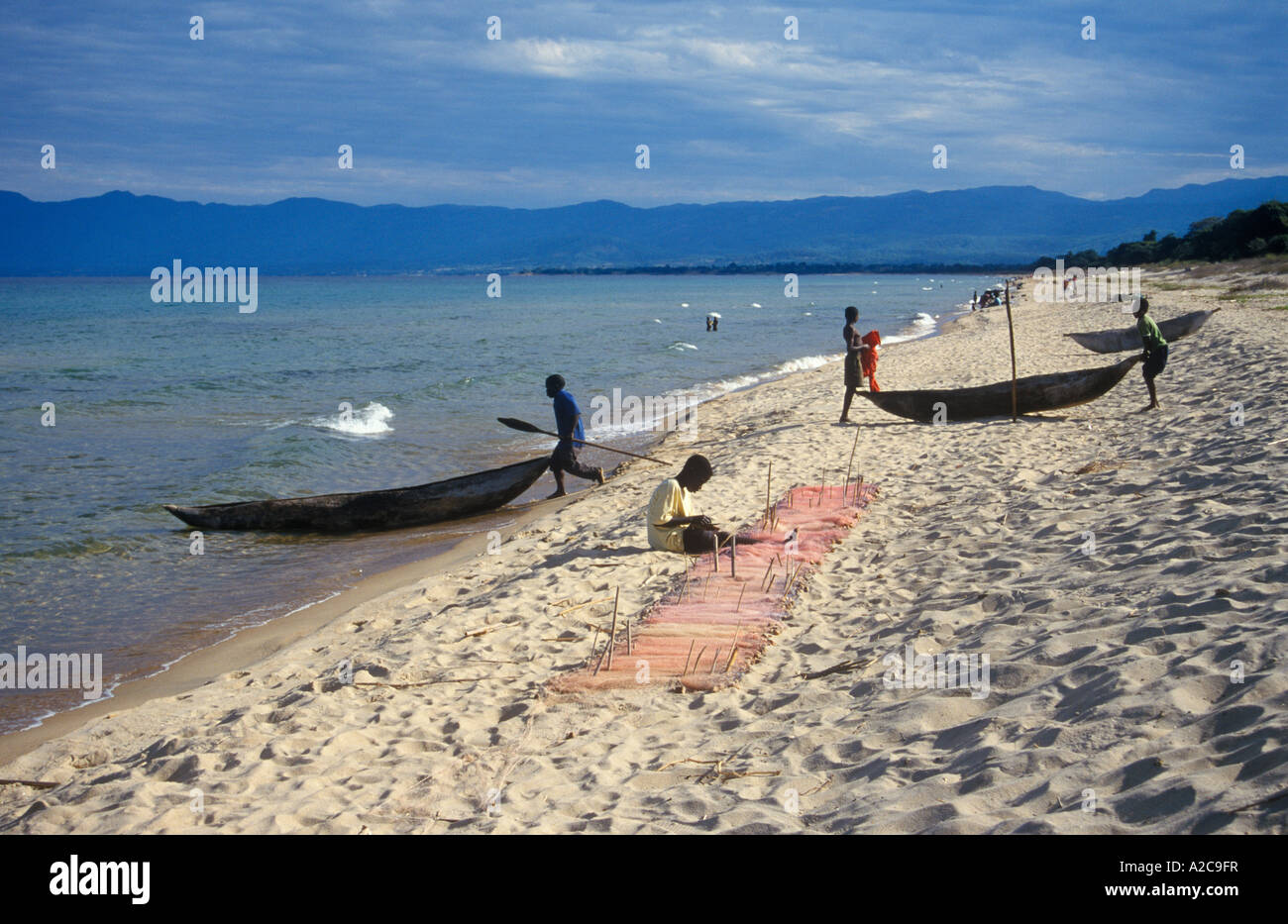 I pescatori a Kande Spiaggia al lago Malawi in Africa Foto Stock