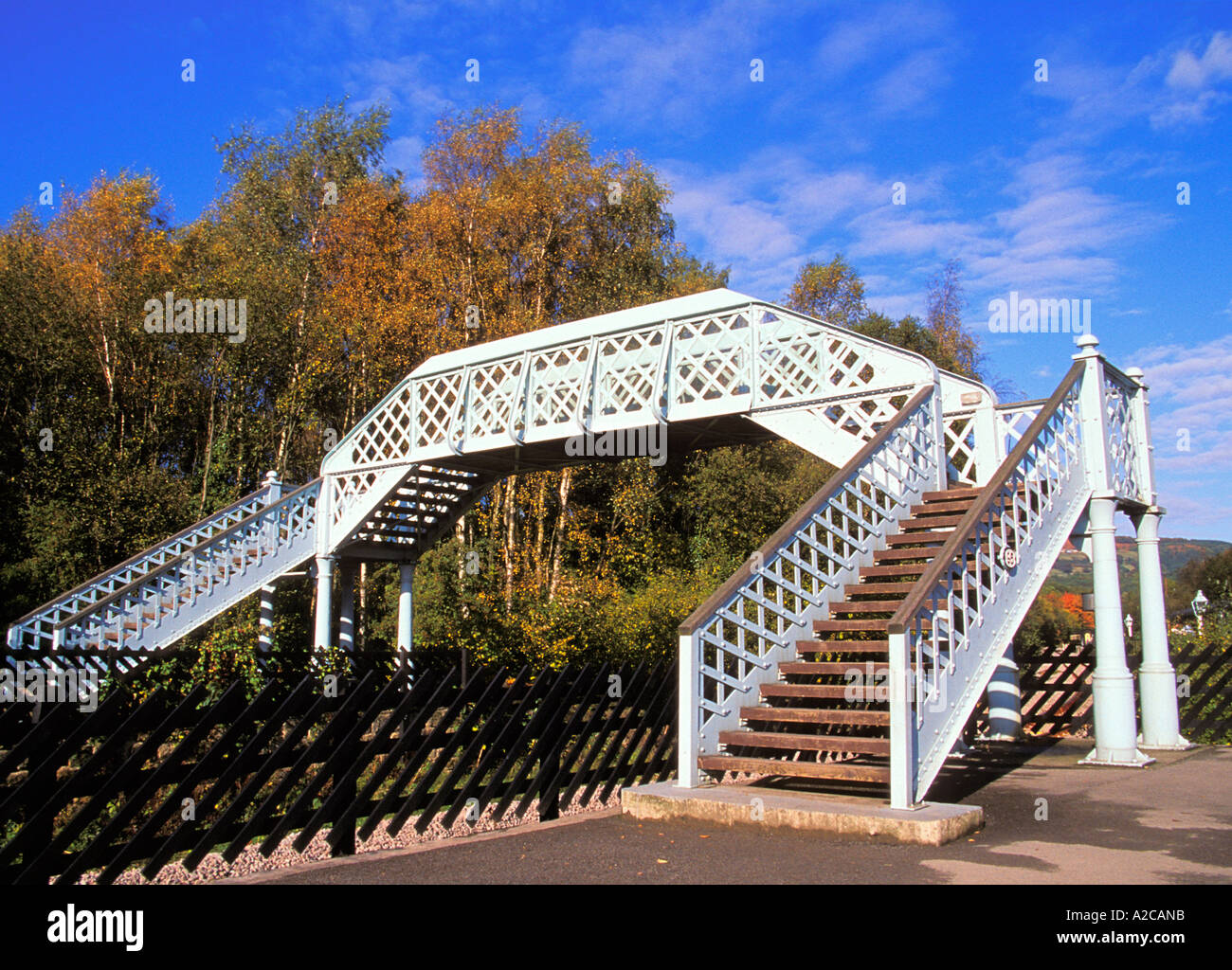 Un ponte pedonale che attraversa la vie a Grosmont storica stazione sulla North York Moors Railway Foto Stock