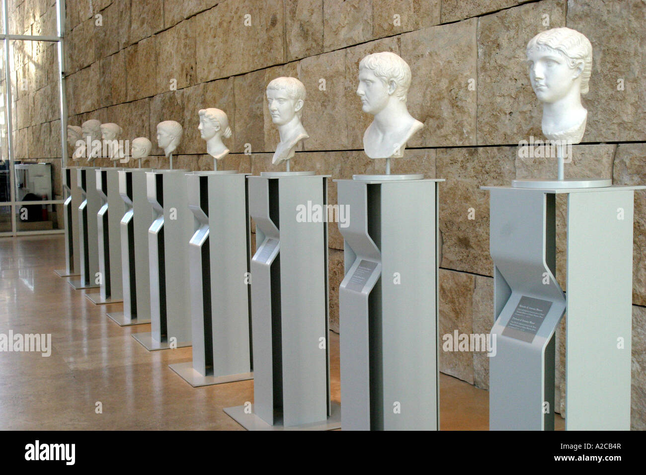 Busti romani nel controverso nuovo Richard Meier progettato edificio protettivo che copre la storica Ara Pacis di Roma Foto Stock