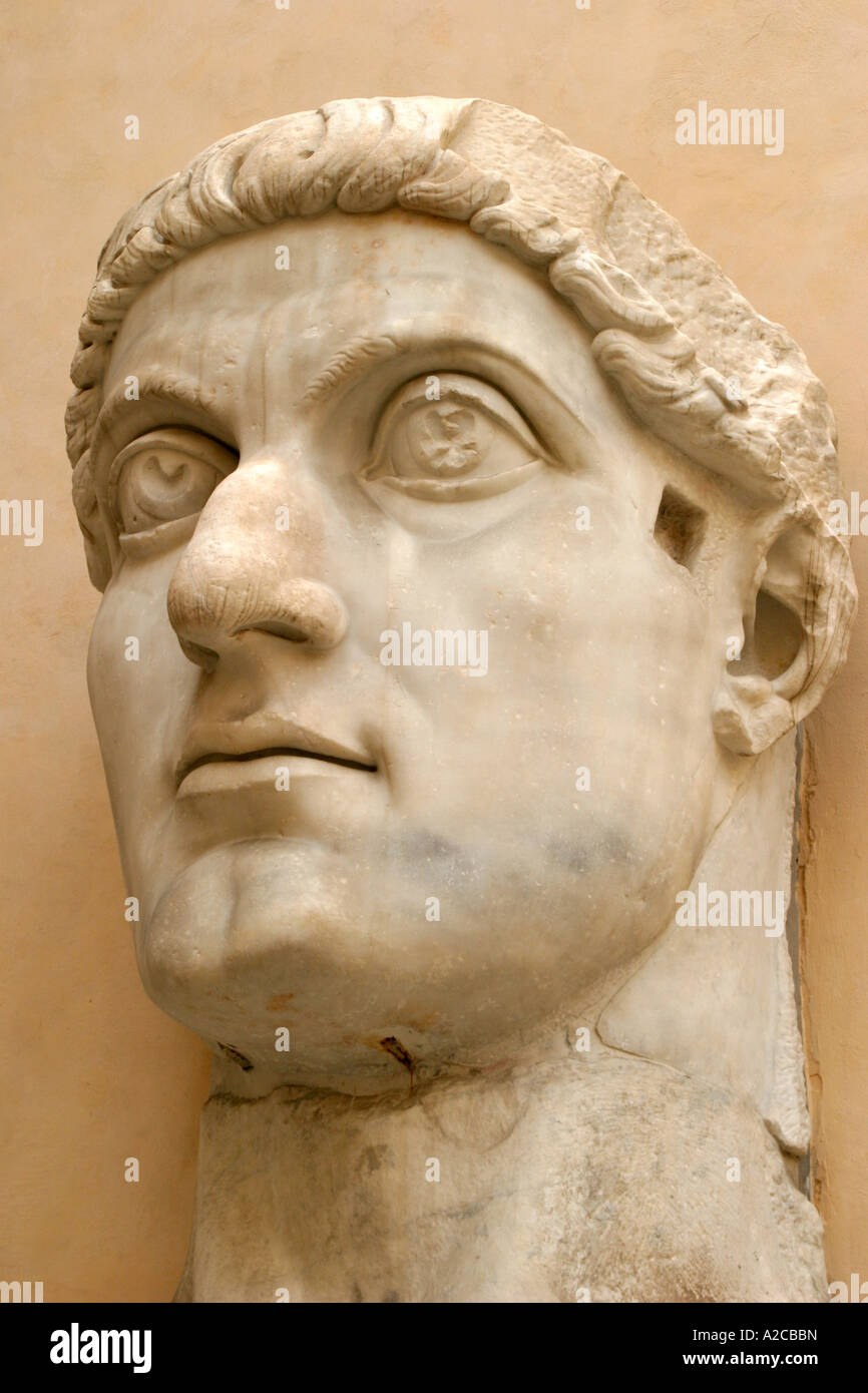 Famoso pezzo (testa della statua colossale dell'imperatore Costantino nel cortile del Palazzo dei Conservatori,Campidoglio,Roma Foto Stock