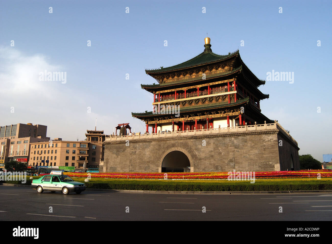 Taxi verde passa il Campanile, Xian Cina Foto Stock