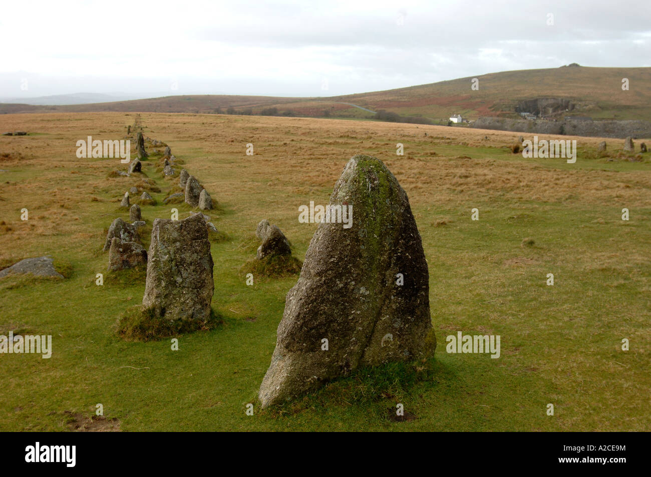 Le righe di pietra fuori la B3357 a Merrivale, Tavistock, sul Parco Nazionale di Dartmoor. XPL 4315-407 Foto Stock