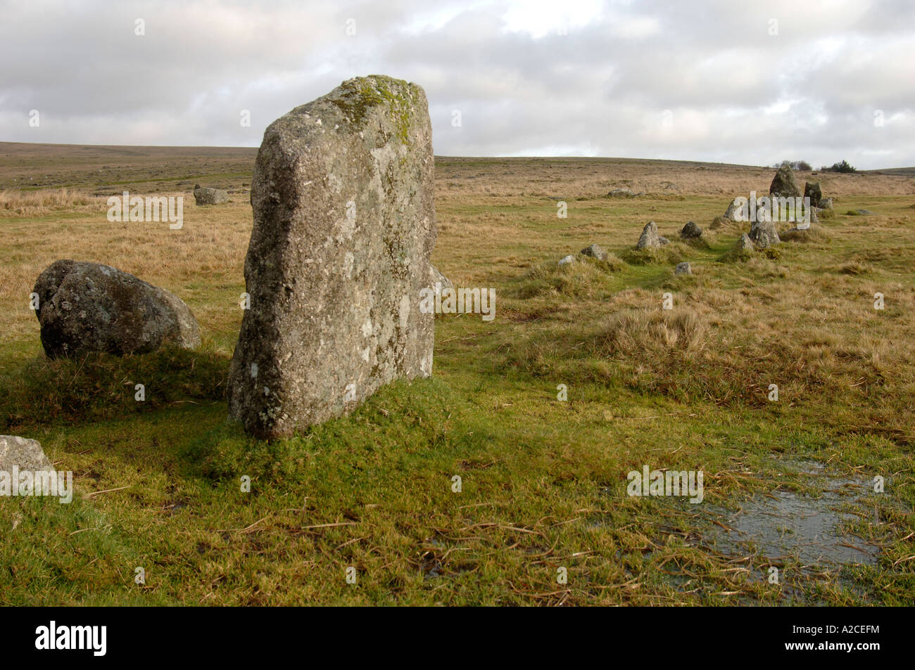 Le righe di pietra fuori la B3357 a Merrivale, Tavistock, sul Parco Nazionale di Dartmoor. XPL 4320-407 Foto Stock