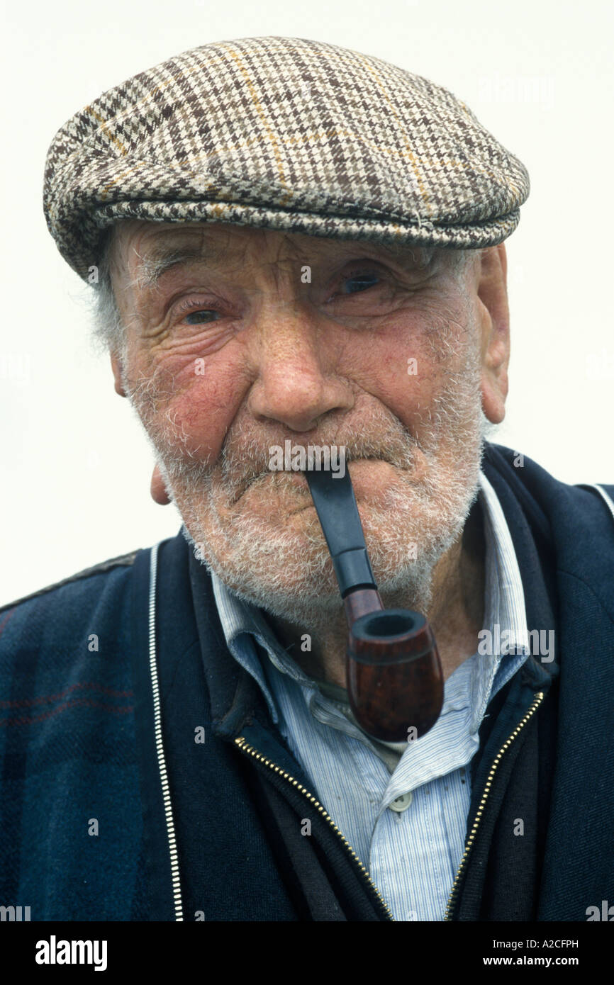 Ritratto di un vecchio irlandese fumare la pipa Foto Stock