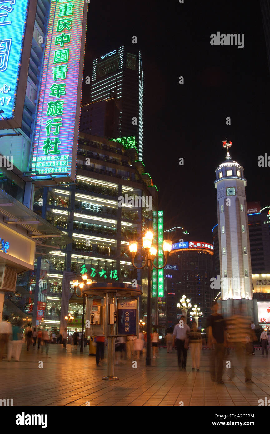 Vista verso il Monumento della Liberazione di notte, Chongqing Cina Foto Stock