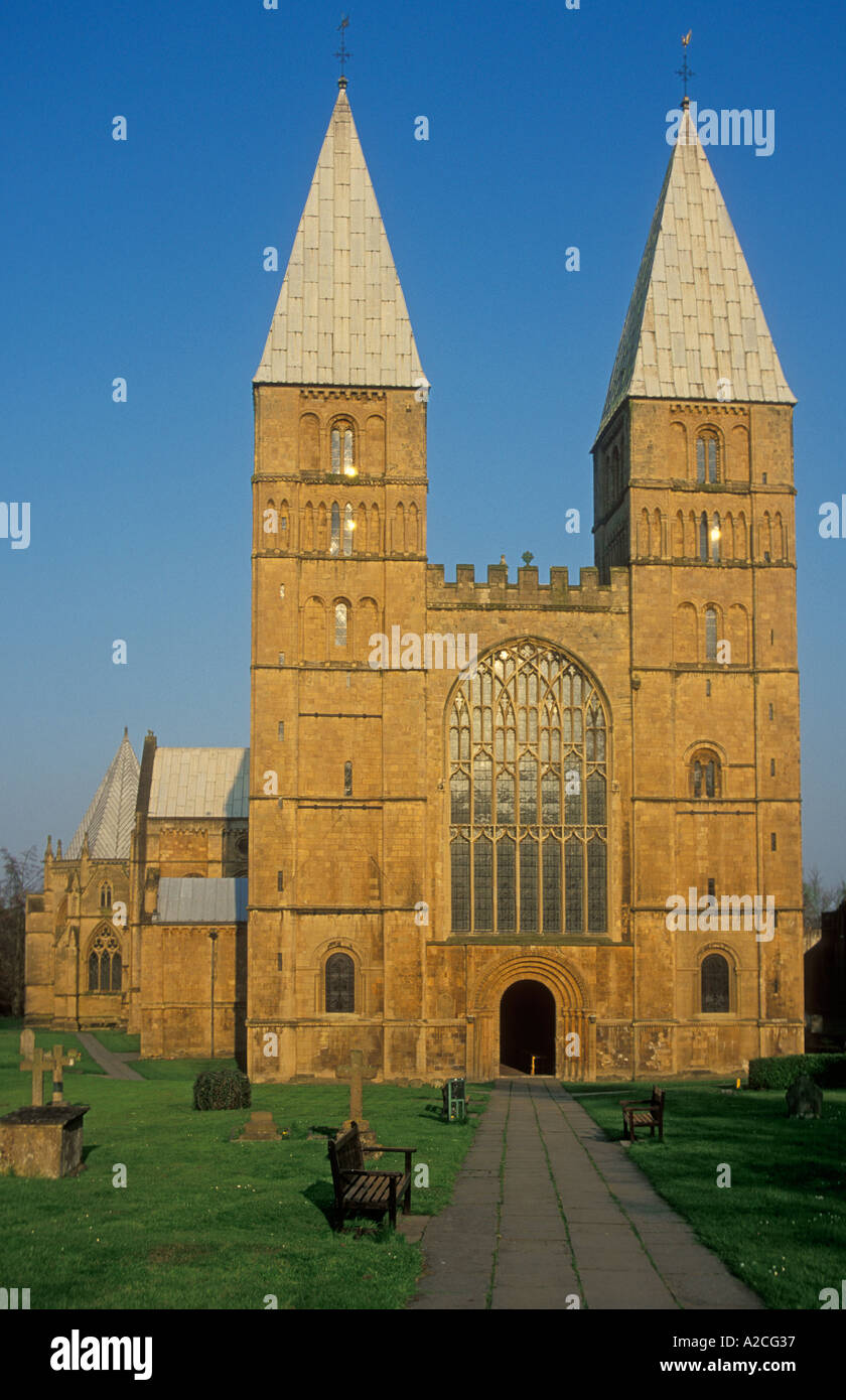 La facciata anteriore di Southwell minster Southwell Nottinghamshire England Regno Unito GB EU Europe Foto Stock