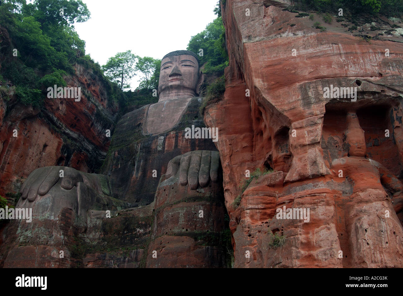 Vista del Grande Buddha dal fiume, Leshan in Cina Foto Stock