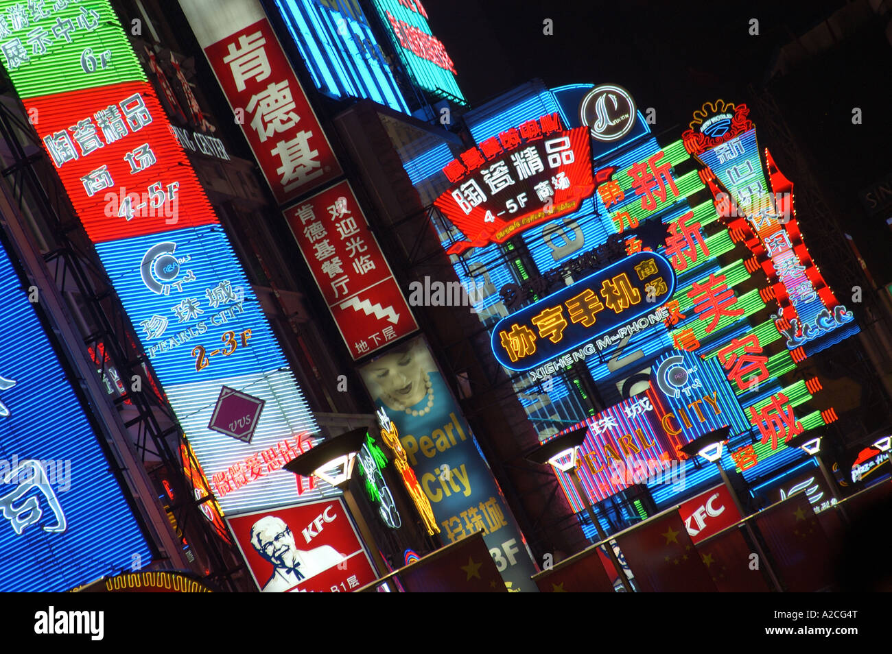 Le luci al neon di Nanjing Road, Shanghai in Cina Foto Stock