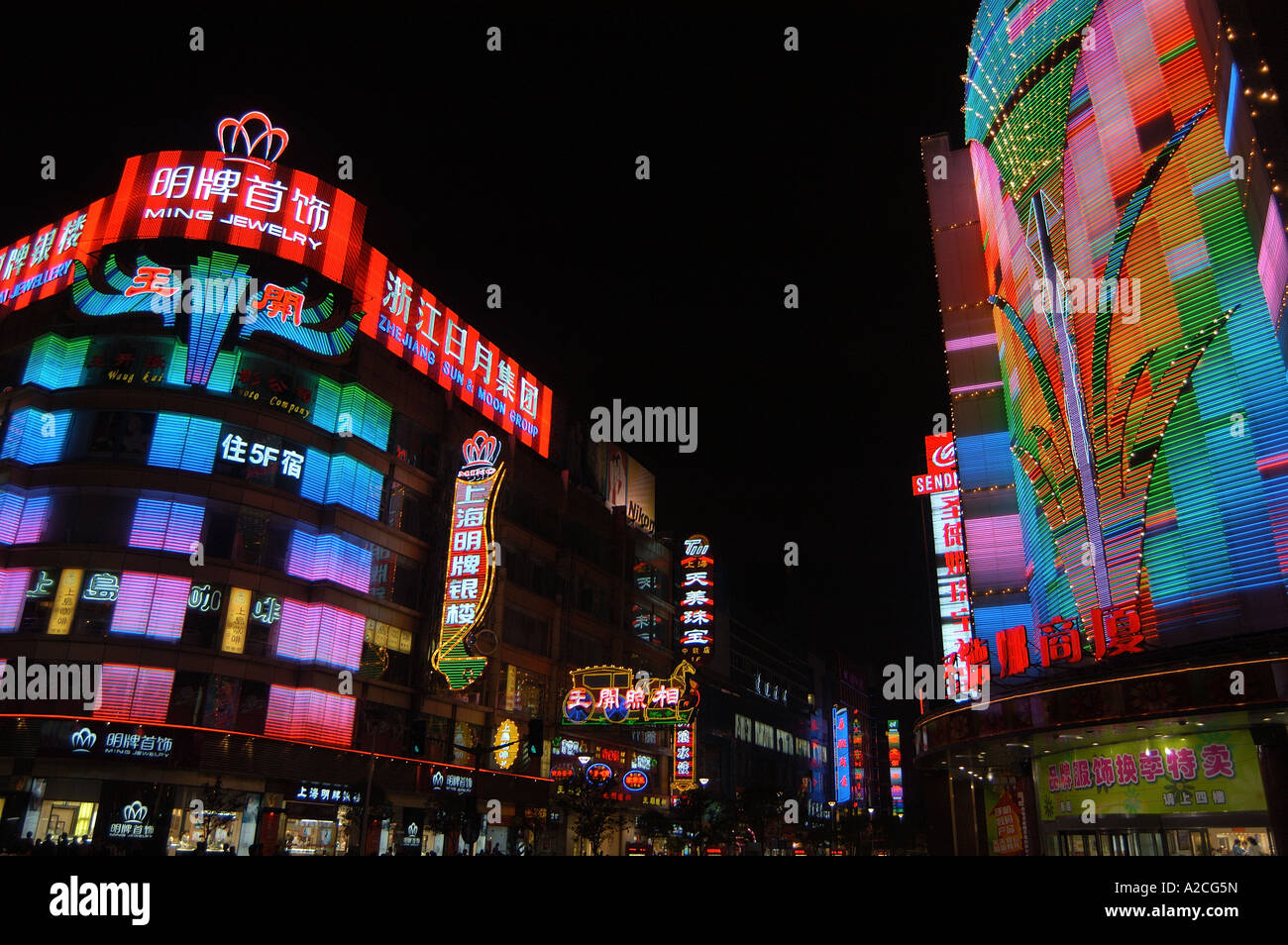 Le luci al neon di Nanjing Road, Shanghai in Cina Foto Stock