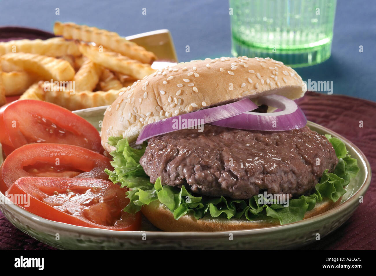 Hamburger e patatine fritte piastra piatto Foto Stock