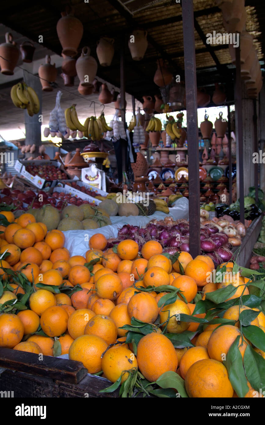 Pressione di stallo per la vendita di frutta e verdura con un arance prominente in primo piano Tangeri Marocco Giugno 2006 Foto Stock