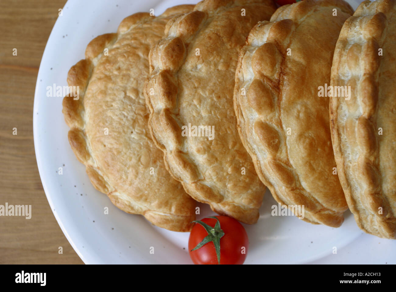 Pasty regionale cibo inglese dalla Cornovaglia pasta sfoglia con carne di manzo cipolla svedese di patate rape e pepe il riempimento Foto Stock