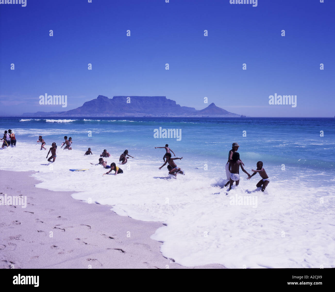 Bambini nel mare, Bloubergstrand, Città del Capo, Sud Africa. Foto Stock