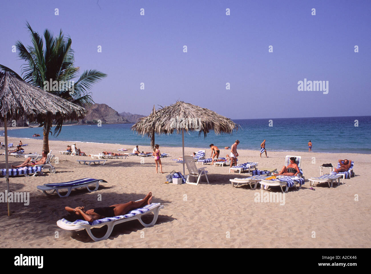 Oman. Il Muscat. Area di capitale. Gloriosa spiaggia incontaminata della baia di Al Bustan Palace Hotel. Questo è uno dei migliori alberghi in Oman Foto Stock