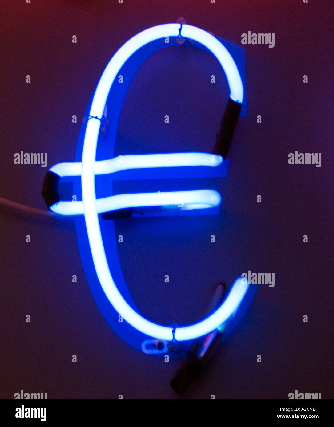 Insegna al neon in forma di valuta Euro Foto Stock