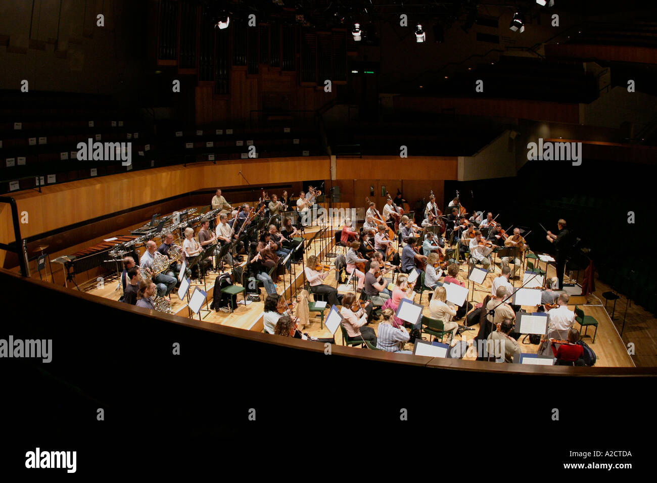 BBC Orchestra nazionale del Galles in prove di St Davids Hall centro di Cardiff Galles del Sud Foto Stock