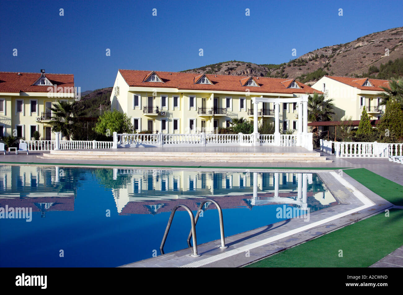 La zona piscina con riflessioni a Ierapoli Thermal Resort in Karahayit vicino a Ierapoli, Turchia. Foto Stock