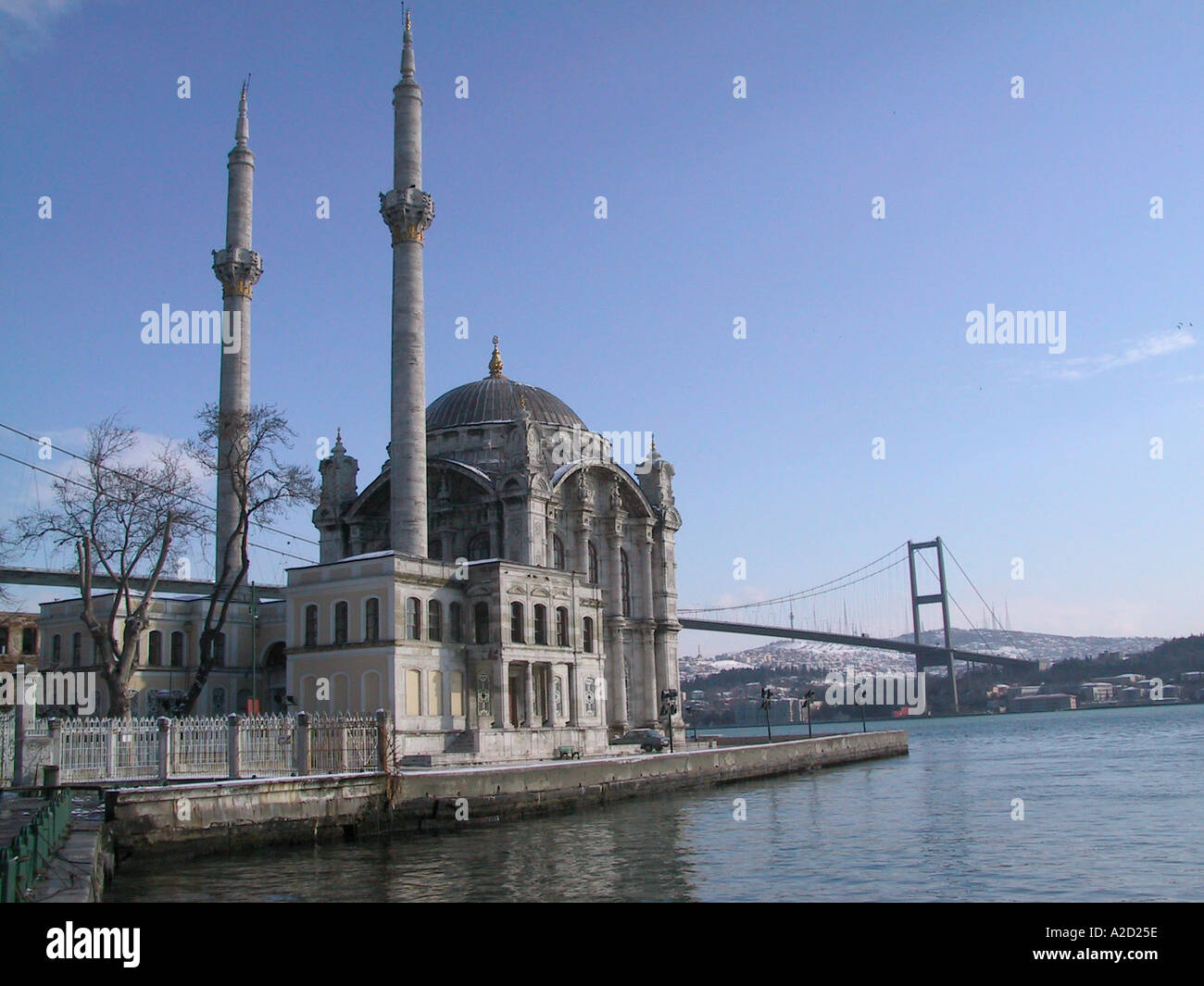 La Grande Moschea Mecidiye costruito nel 1854 dal sultano Abdul Mecit e il Ponte sul Bosforo in Ortakoy sulla riva europea del B Foto Stock