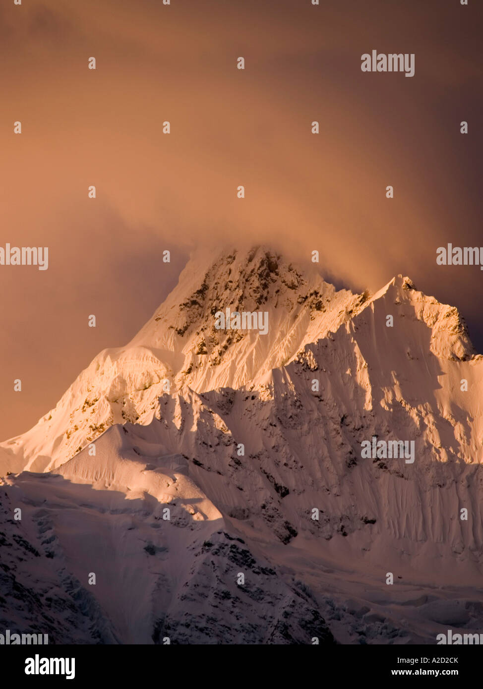 Spettacolari nubi colorate all'alba di colpire Miacamu picco del santo tibetano mountain range Kawa Dampa 6740 metri Shangri La Cina Foto Stock