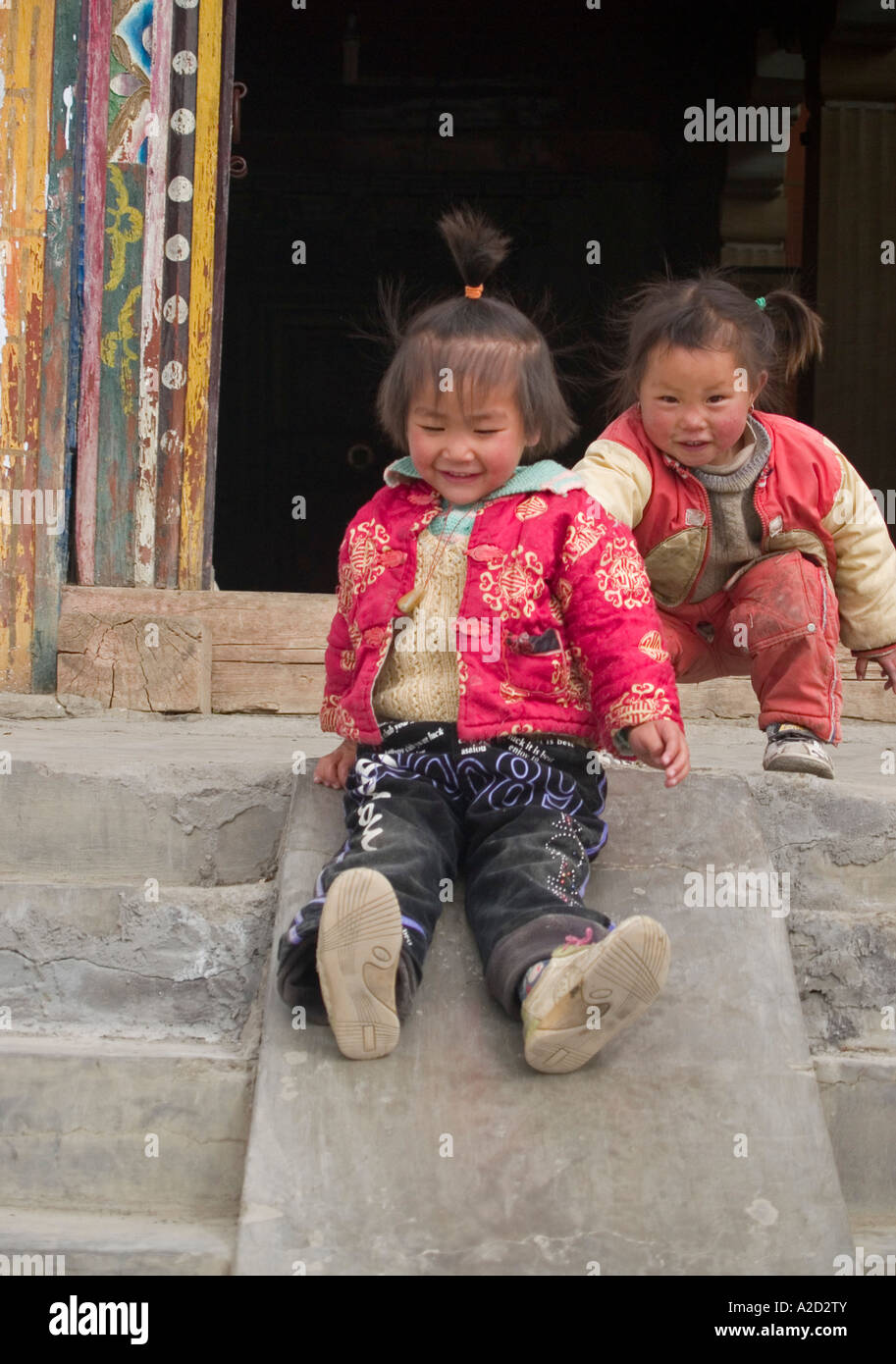 2 ragazze avente una immensa quantità di divertimento Daocheng Cina Foto Stock