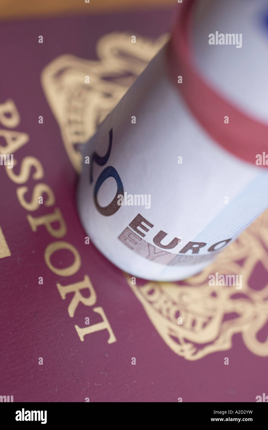 Le banconote in euro currrency della Comunità europea con il Regno Unito passaporto britannico Foto Stock