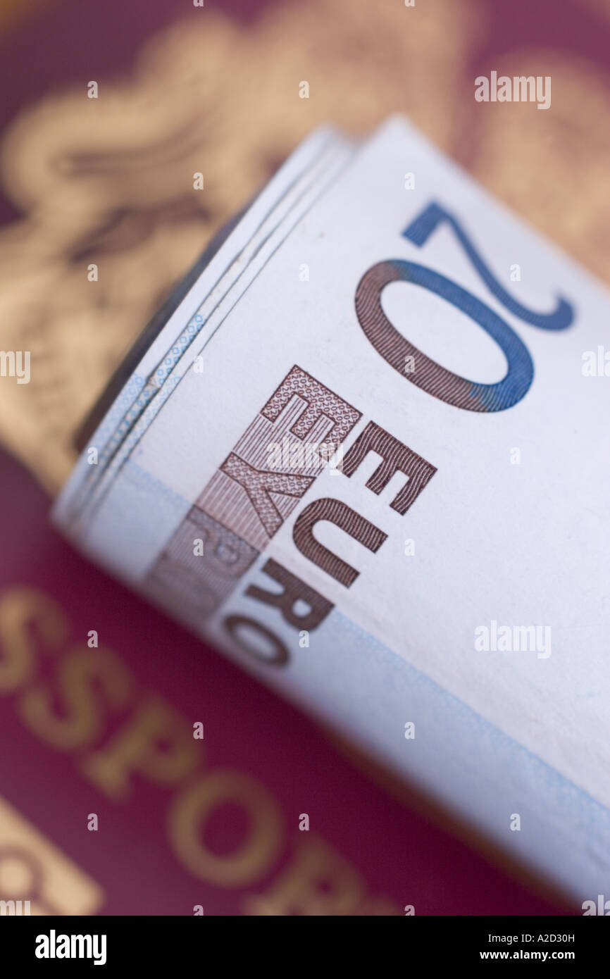 Le banconote in euro currrency della Comunità europea con il Regno Unito passaporto britannico Foto Stock