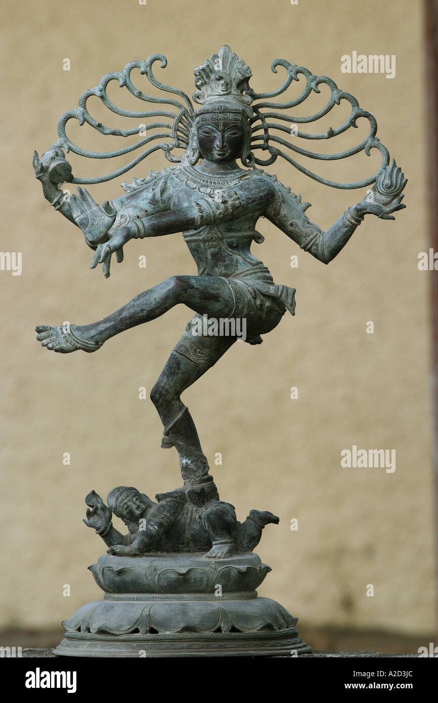 Natraj Nataraj Nataraja scultura danza Dio indiano Signore Shiva tandav nritya danza di distruzione quattro mani India Asia HPA76886 Foto Stock