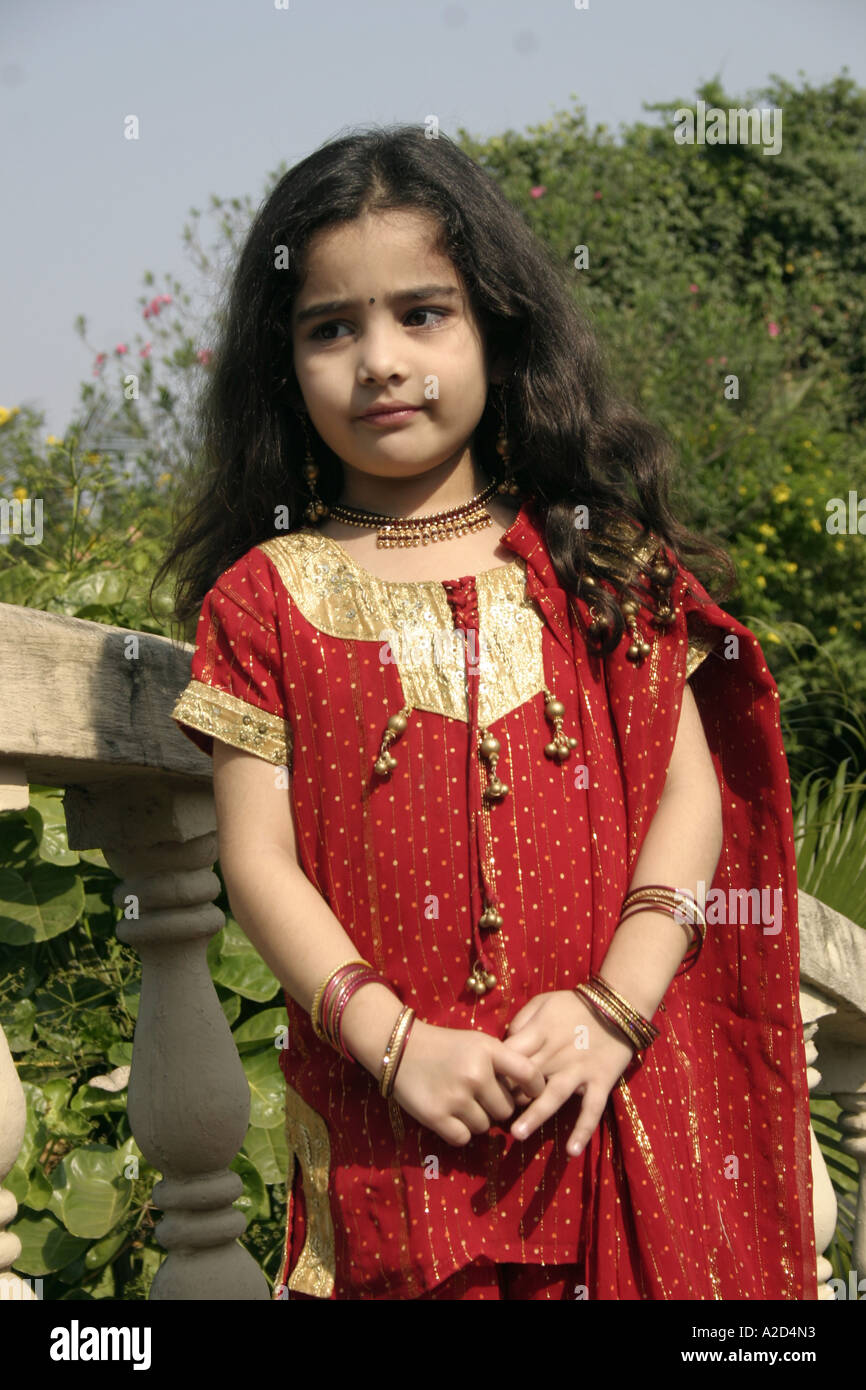 NGS76853 South Asian Indian ragazza giovane bambino che indossa il colore  rosso vestito indiano modello rilasciato Foto stock - Alamy