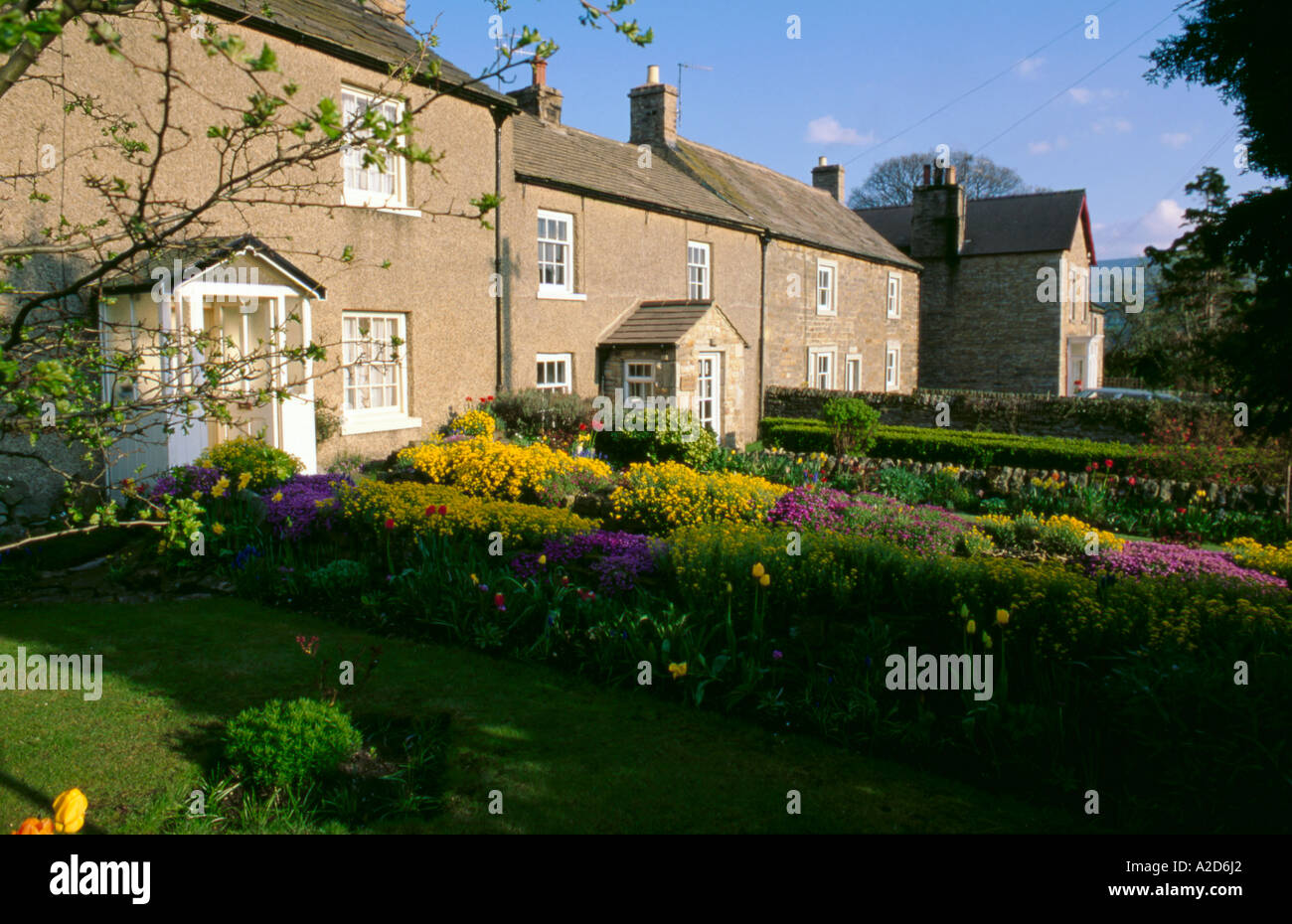 Case e giardini, Redmire village, Wensleydale, North Yorkshire, Inghilterra, Regno Unito. Foto Stock