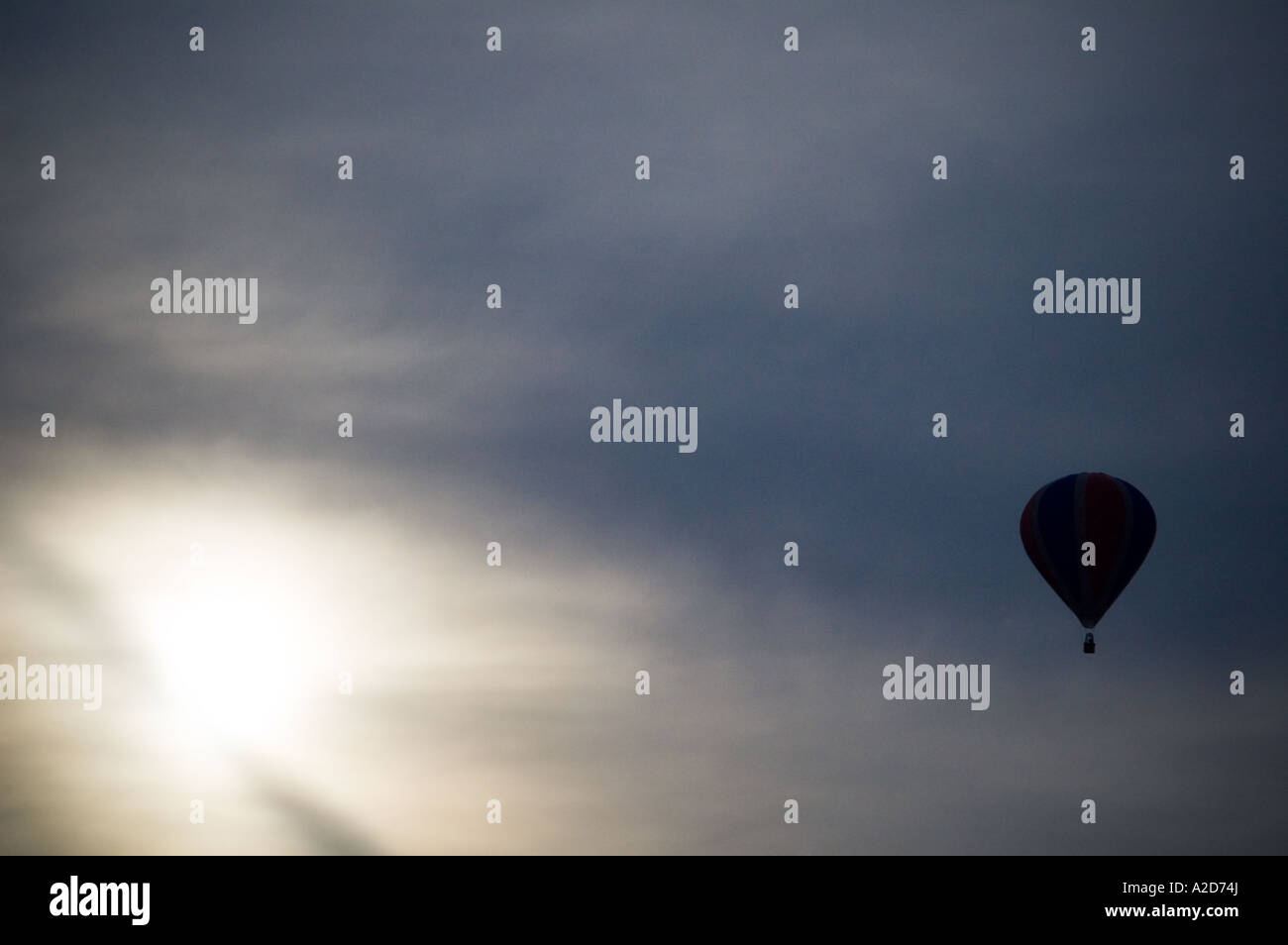 Una mongolfiera al tramonto Foto Stock
