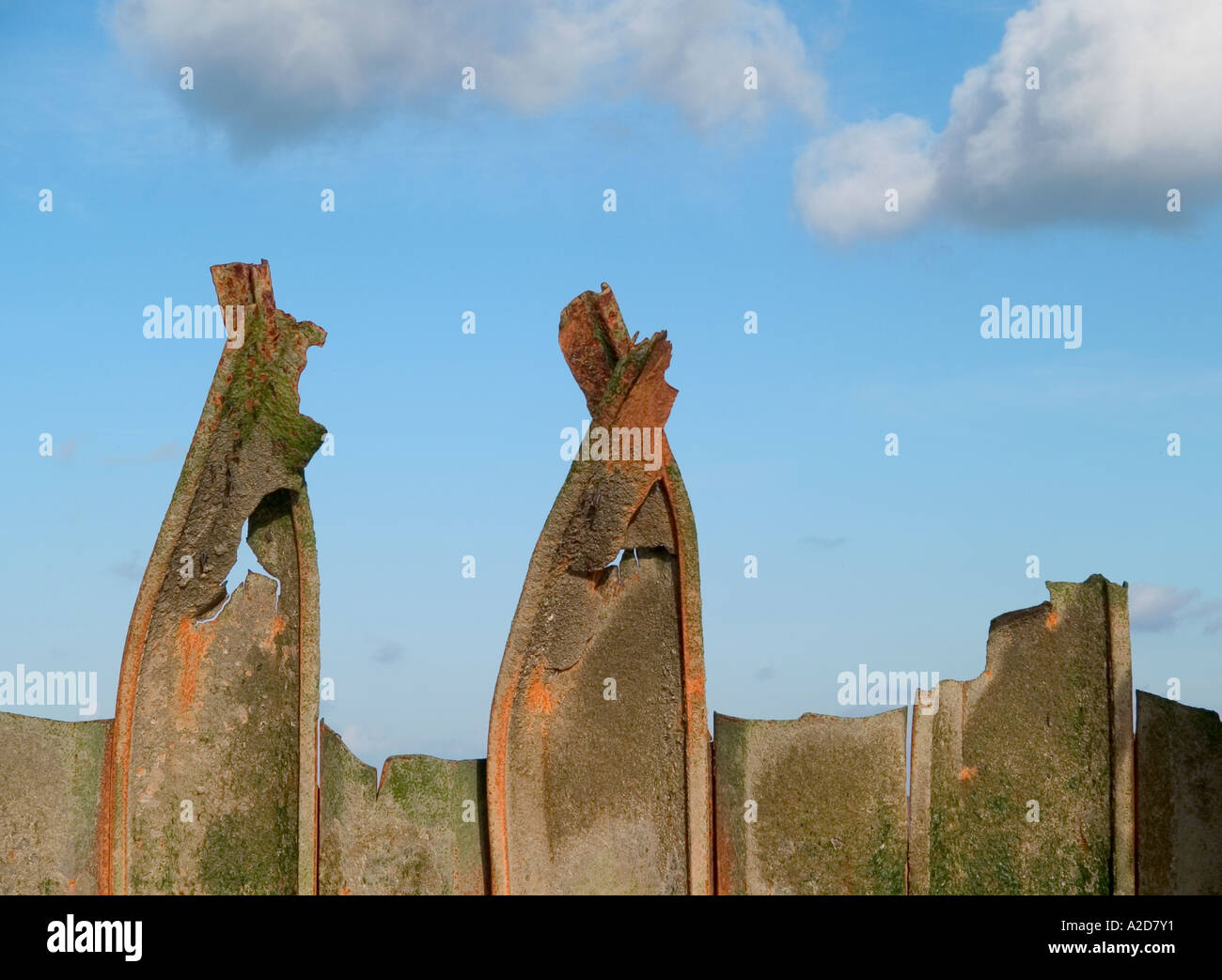 Rotto e danneggiato le difese di mare happisburgh, norfolk, East Anglia, England, Regno Unito Foto Stock