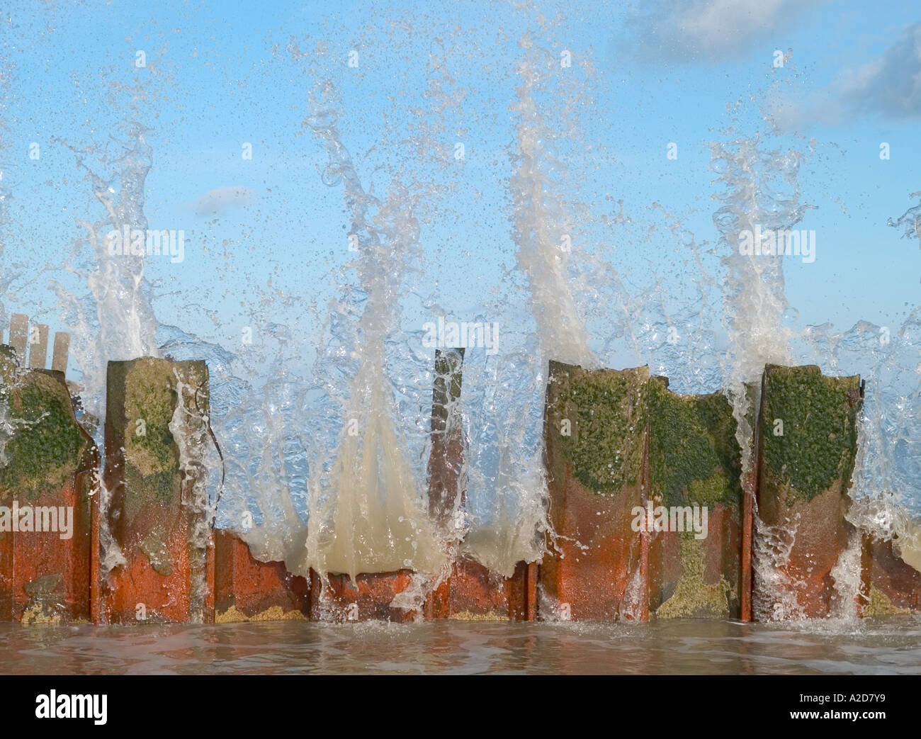Rotto e danneggiato le difese di mare happisburgh, , norfolk, East Anglia, England, Regno Unito, Europa Foto Stock