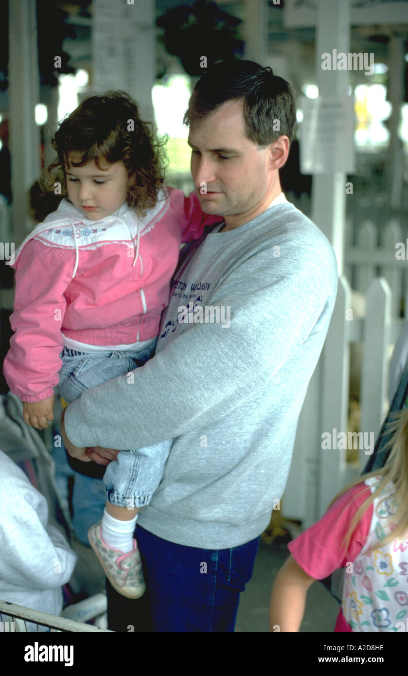 Padre età 32 azienda figlia di 3 anni presso la Minnesota State Fair. St Paul Minnesota USA Foto Stock