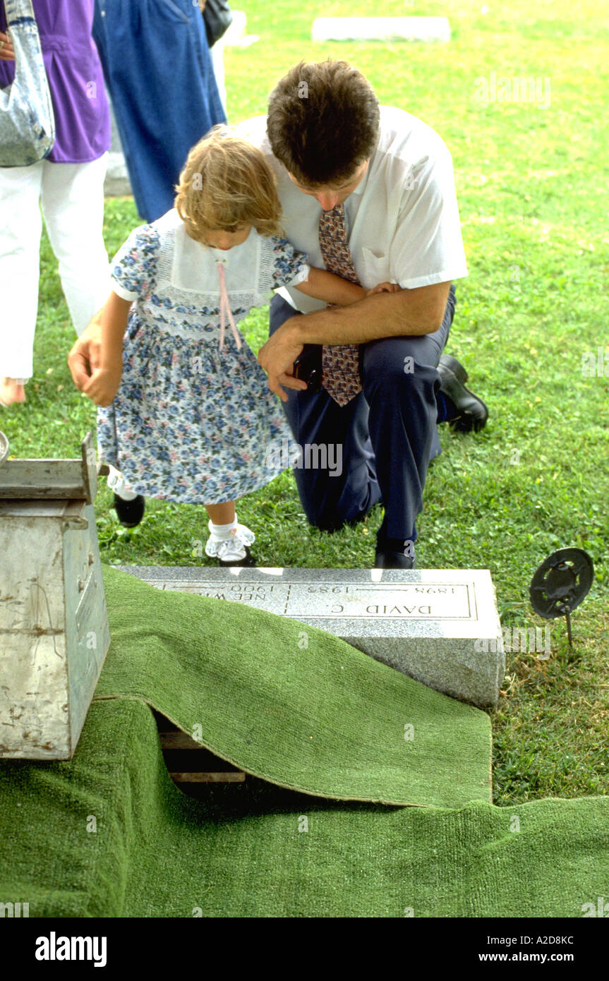 Padre e figlia età 34 e 4 alla tomba del grande nonna. Cambria Wisconsin USA Foto Stock