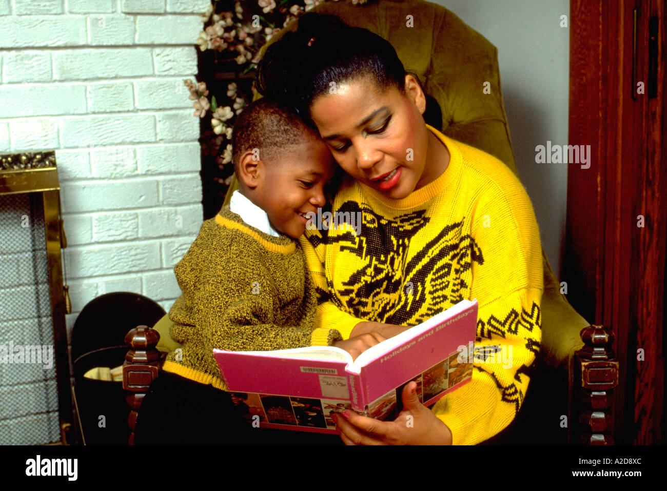 Madre 38 anni la lettura al figlio di 6 anni in casa loro. St Paul Minnesota USA Foto Stock