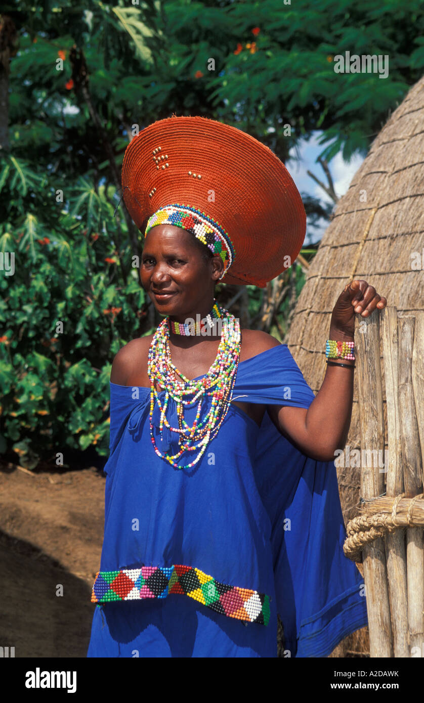 Zulu sposato donna che indossa un cappello tradizionale Kwazulu Natal Sud  Africa Foto stock - Alamy
