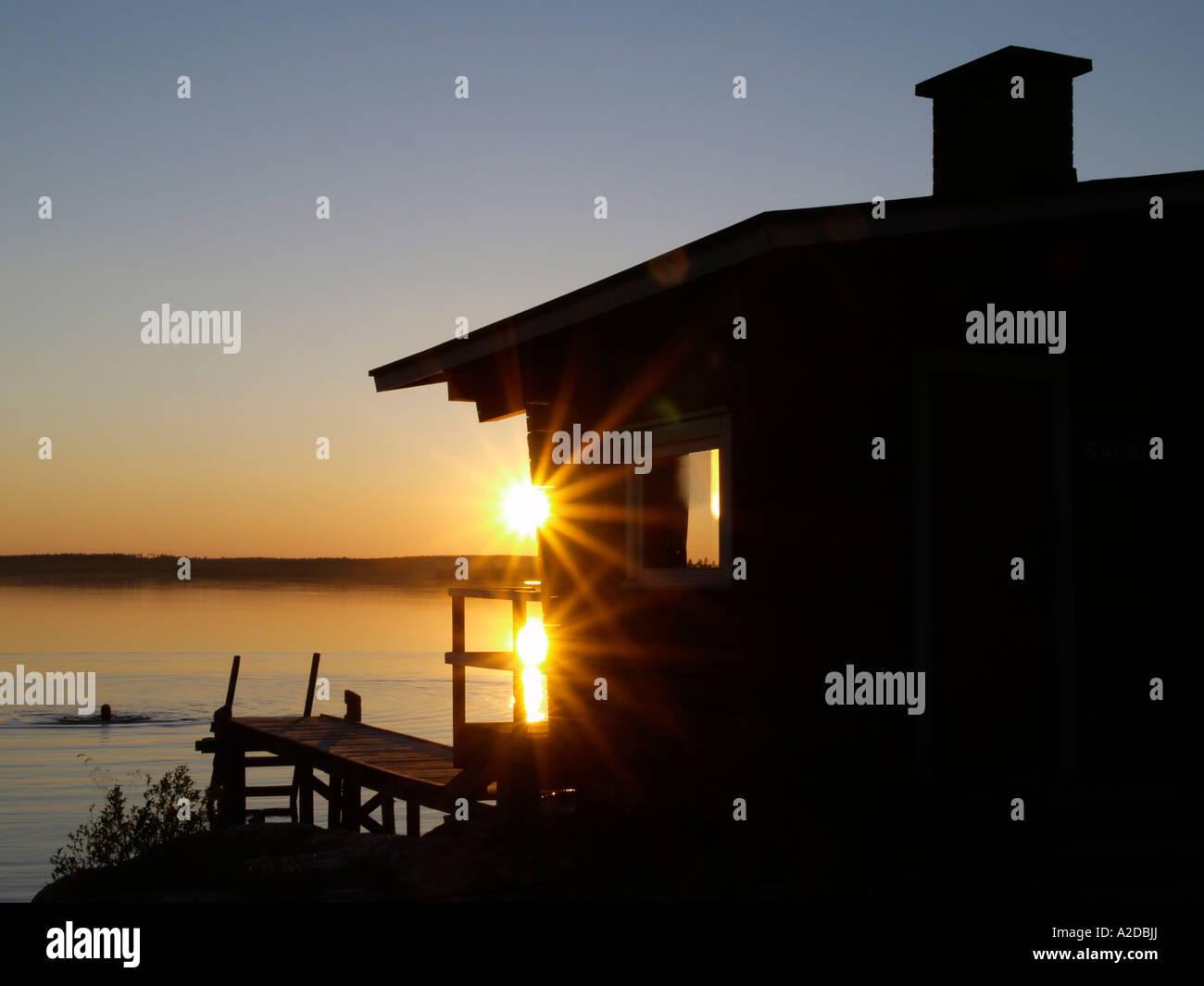 Atmosfera serale presso il lago Kiantajärvi, sauna finlandese Foto Stock