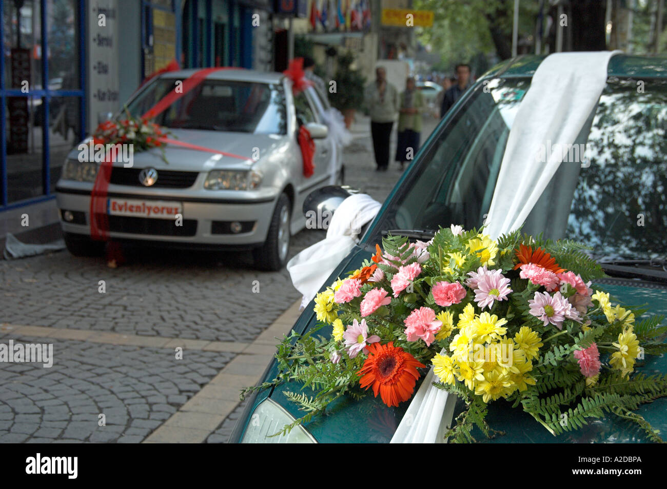 Veicoli di nozze decorata con nastri e fiori di Ankara Turchia Foto Stock